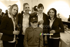The women cyclists of the FDJ-Nouvelle Aquitaine Futuroscope team with Robert Marchand (2026x)