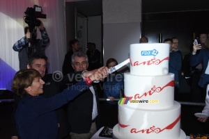 The Madiot brothers and Stéphane Pallez (Manager of the FDJ) cut the birthday cake (2056x)