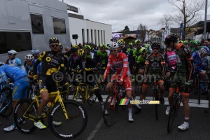 The peloton at the start (340x)