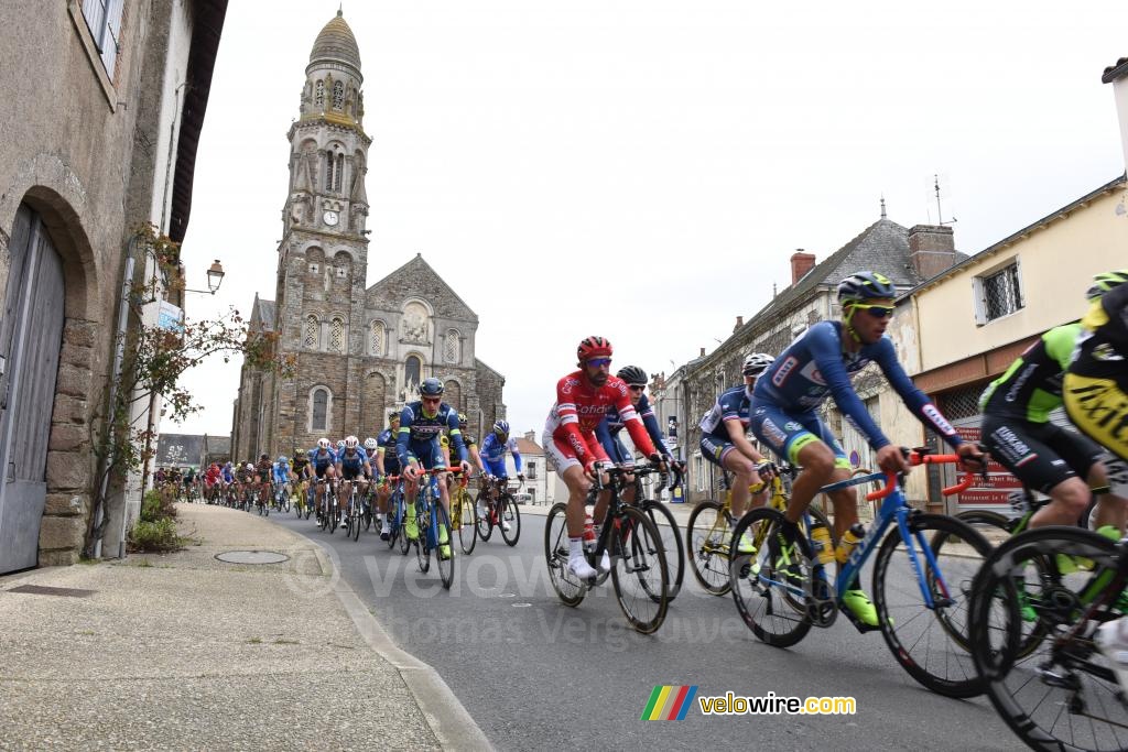 The peloton in front of the church in Saint Fiacre-sur-Maine (2)