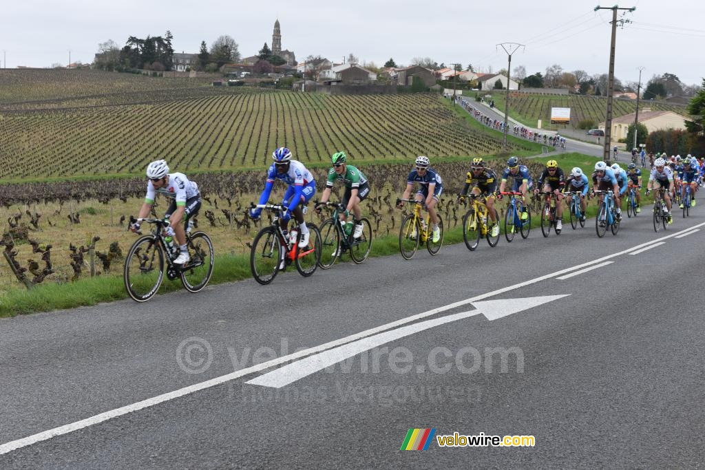 The peloton in a long single line just outside Saint Fiacre
