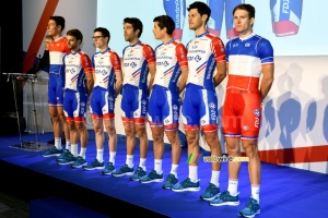 Les coureurs présentent le maillot Groupama-FDJ (997x)