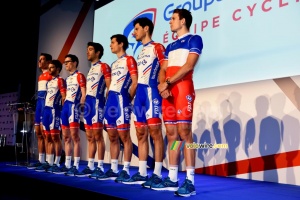 The riders present the Groupama-FDJ team kit (2) (527x)