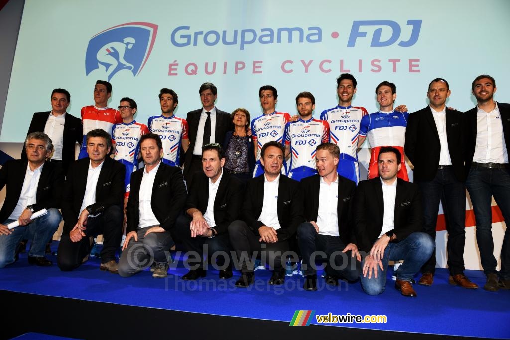L'équipe masculine Groupama-FDJ et leur encadrement