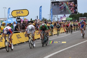 Peter Sagan remporte le sprint d'Alexander Kristoff et Arnaud Démare à Valence (572x)