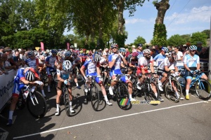 The riders ready for the start (255x)