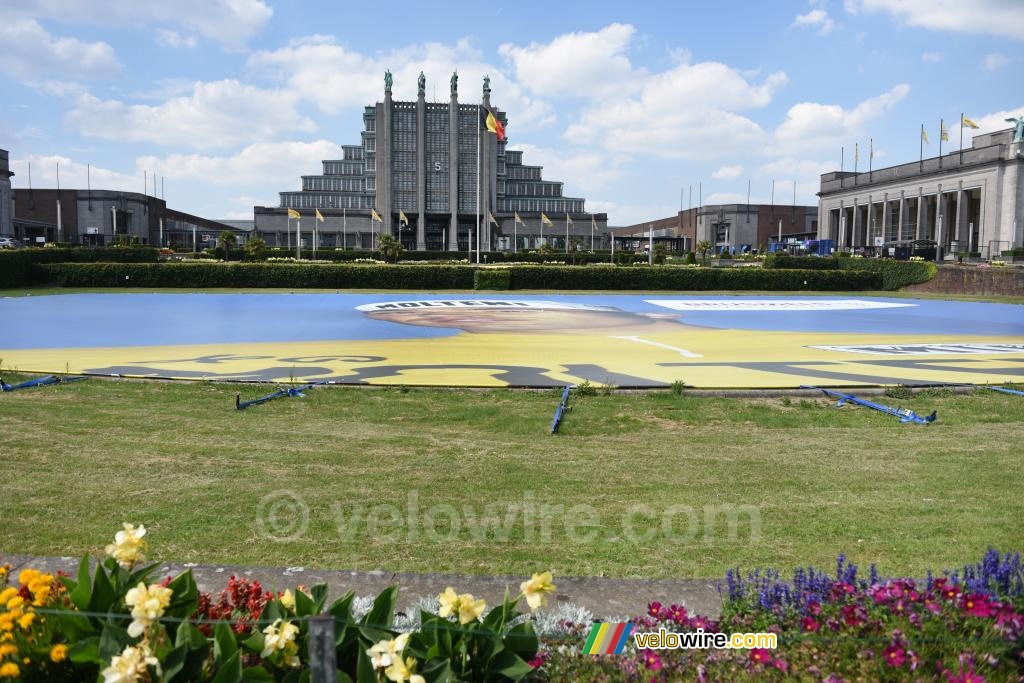 Brussels Expo met een enorme afbeelding van Eddy Merckx op de grond
