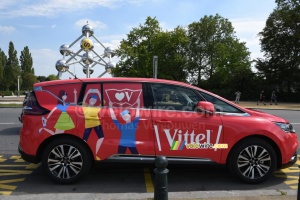 La voiture Vittel devant l'Atomium (424x)