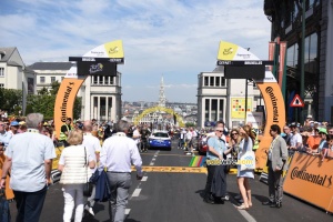 The start line in Brussels in front of an arch of yellow bikes (337x)