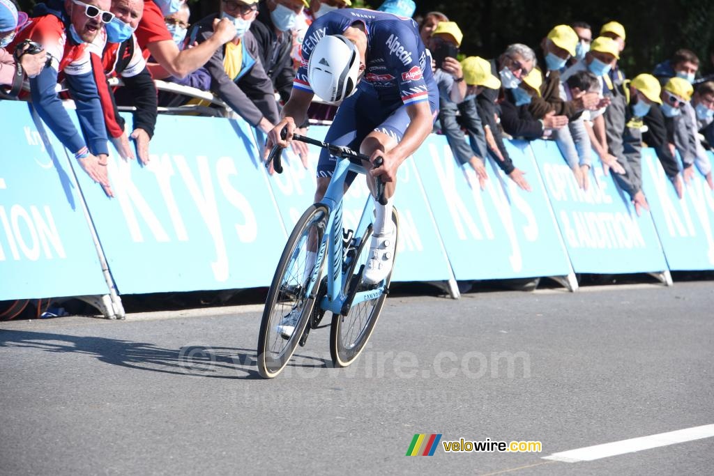 Mathieu van der Poel (Alpecin-Fenix) op weg naar de overwinning in de 2de etappe in Mr-de-Bretagne