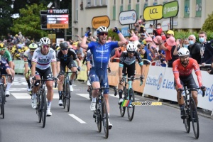 Mark Cavendish (Deceuninck – Quick-Step) remporte l'étape à Fougères (2) (209x)