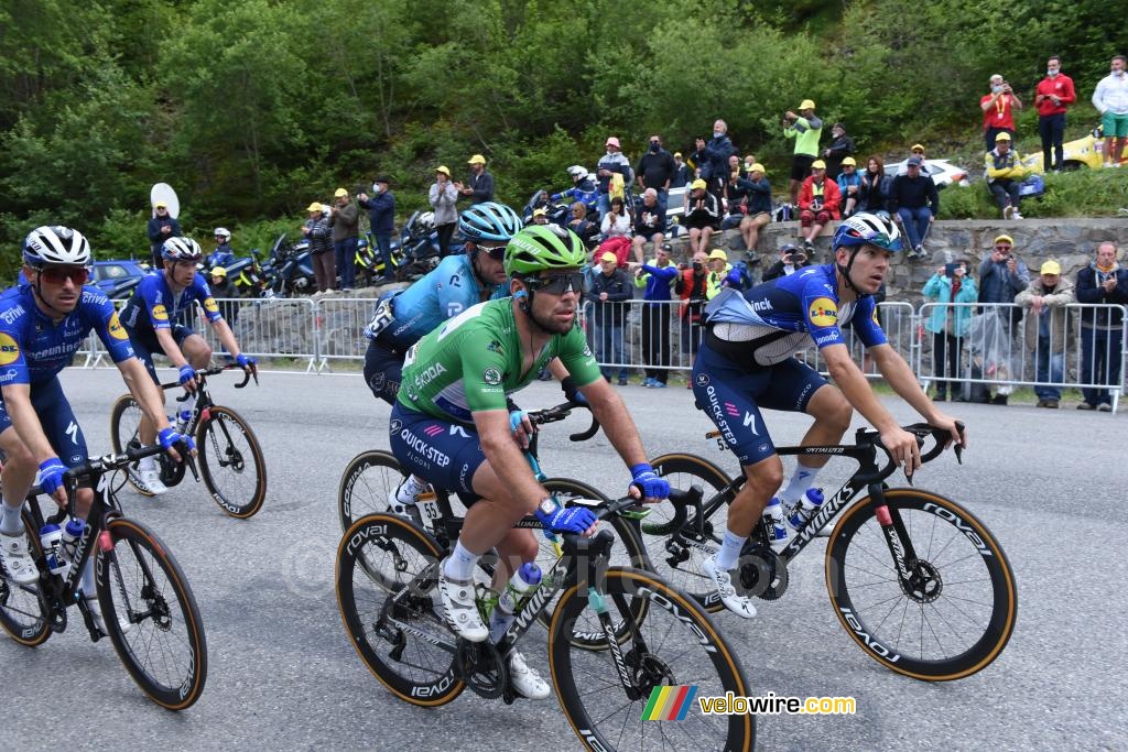 Mark Cavendish (Deceuninck  Quick-Step) en zijn ploeg