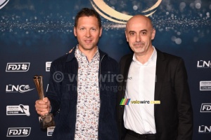 Julien Simon (TotalEnergies), winner of the Coupe de France FDJ 2022, with Xavier Jan, President of the Ligue Nationale de Cyclisme (LNC) (1135x)