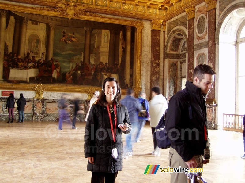 Almudena & Bas in n van de zalen van het kasteel van Versailles