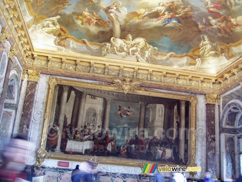Een schilderij en een deel van het plafond in een zaal in het kasteel van Versailles