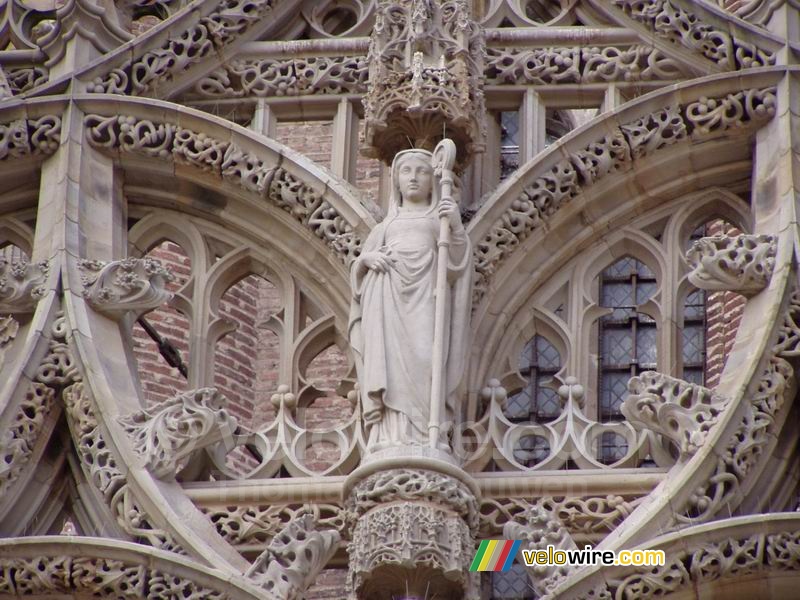 Een detail van de ingang van de Basilique Sainte-Ccile