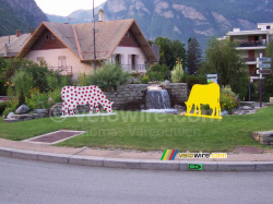 Rond-point avec des vaches dans les couleurs des maillots jaune et  pois