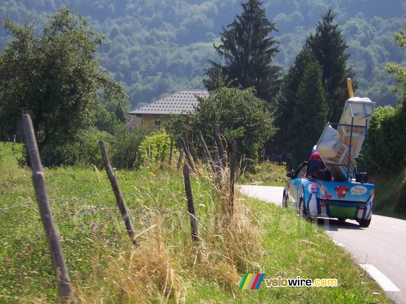 Een Pik & Croq auto eenzaam in de Franse bergen - [1 dag in de reclamecaravaan van La Vache Qui Rit]