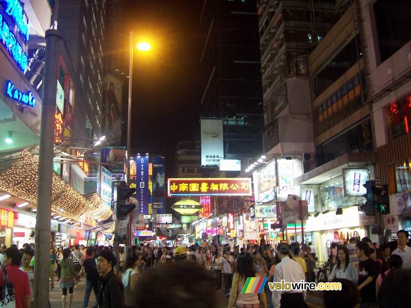 Drukke winkelstraat in de Mong Kok wijk