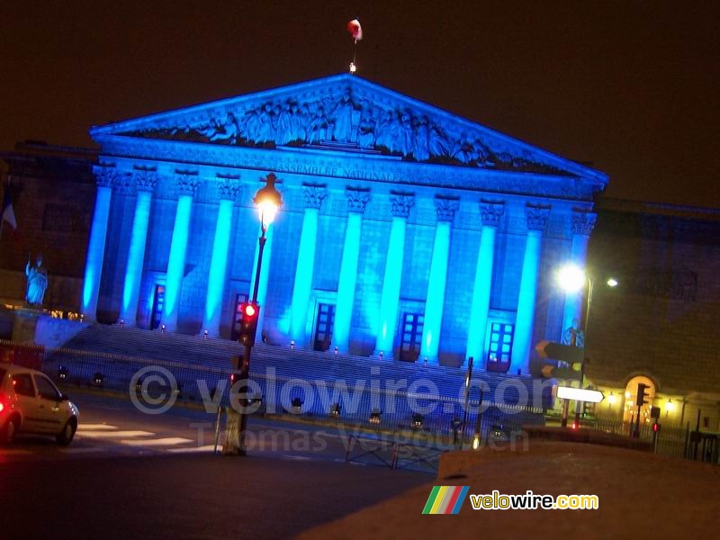De Assemble Nationale blauw verlicht