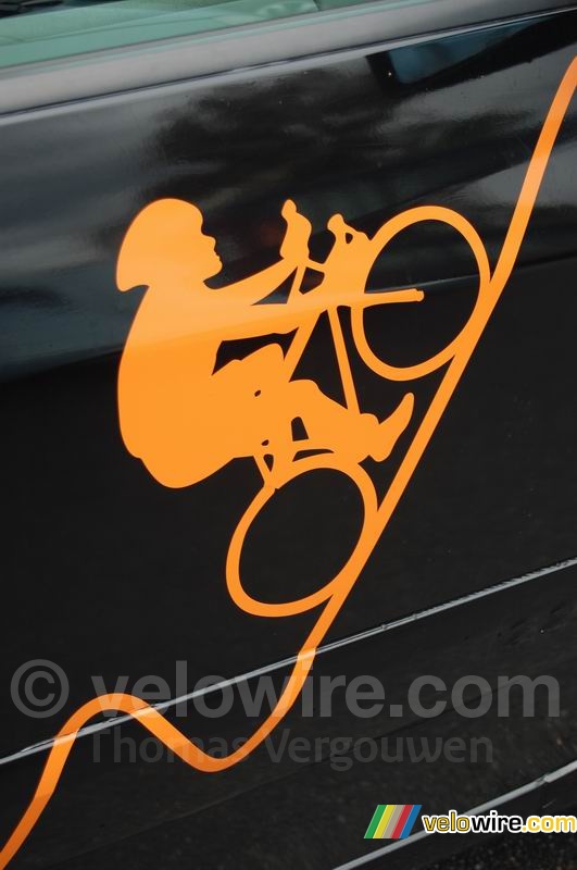 Het fietsertje van Orange op n van de auto's