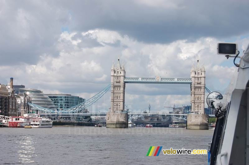 De Tower Bridge gezien vanaf de Tour de France shuttleboot