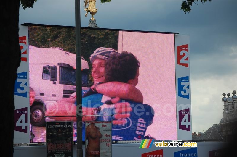 Tom Boonen omhelst Gert Steegmans na de aankomst in Gent