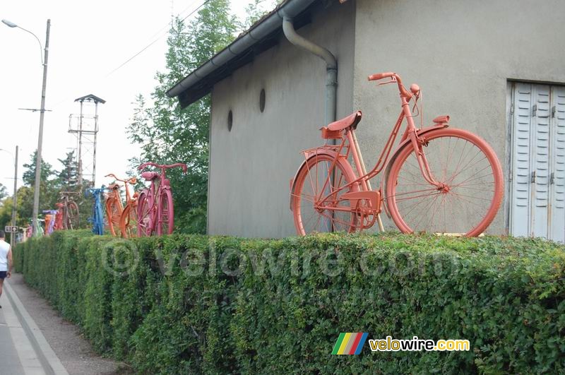 Gekleurde fietsjes als decoratie in Chablis