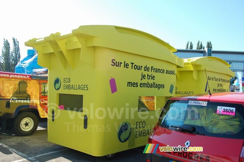 De Eco Emballages reclamecaravaan op de parkeerplaats in Bourg-en-Bresse