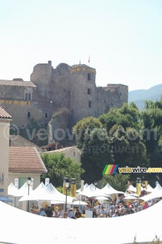 Het kasteel van Tallard boven het Village Départ van de Tour de France in 2007