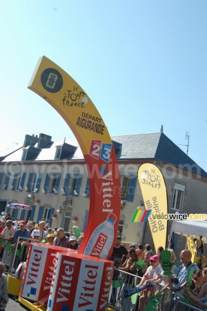 The start arch for the Aigurande > Super-Besse stage (1) (435x)