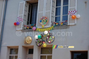 Décoration à Aigurande : un vélo à la fenêtre (499x)