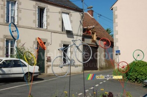 Decoration in Aigurande : a piece of art made of bikes and wheels (483x)