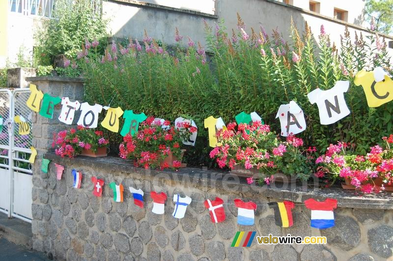 Decoratie in Aigurande : shirtjes met vlaggetjes