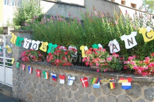 Decoration in Aigurande : shirts with flags (500x)