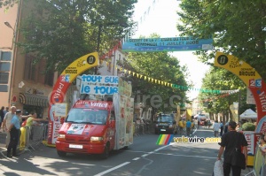 The start arch for the Brioude > Aurillac stage (450x)