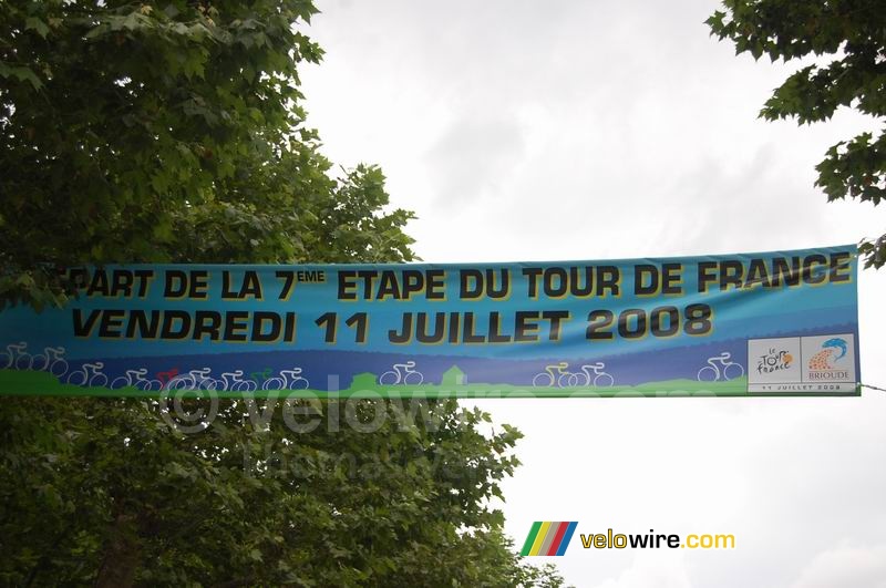 Het spandoek van het vertrek van de 7de etappe Brioude > Aurillac