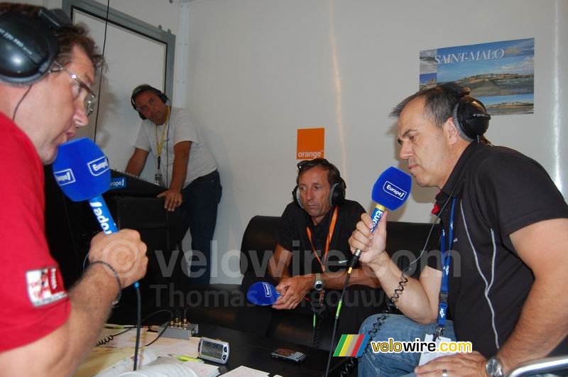 Eric Caritoux & Vincent Lavenu (AG2R La Mondiale) worden genterviewd door Vincent Barteau (Europe 1)