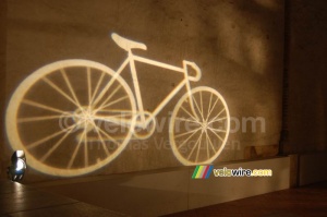 Un vélo projeté sur le mur (389x)