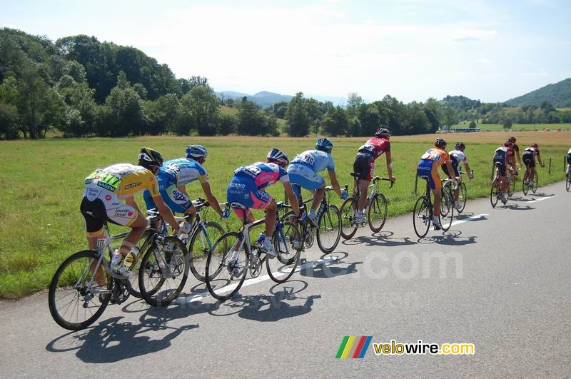 Een groepje renners in de buurt van Foix (1)