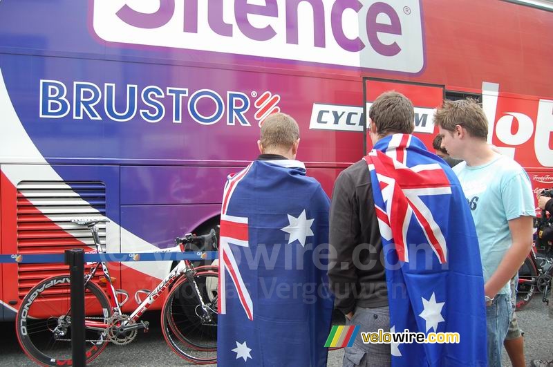 Australische fans bij de Silence Lotto bus ... die komen vast voor Cadel Evans!