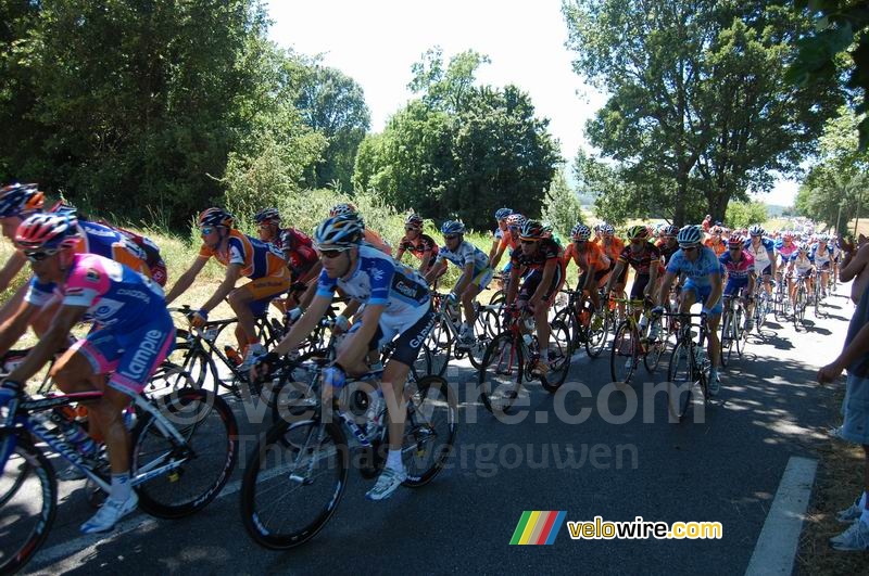 Het peloton met onder andere Nicolas Portal & Alejandro Valverde (Caisse d'Epargne)