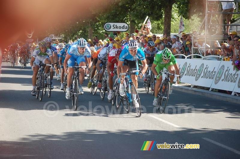 De sprint in Digne-les-Bains: Stefan Schumacher (Gerolsteiner), Erik Zabel (Milram), Oscar Freire (Rabobank, winnaar)