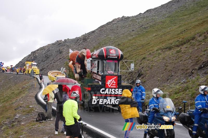 Afdaling Col d'Agnel: de Caisse d'Epargne vrachtwagens hebben moeite met de haarspeldbochten