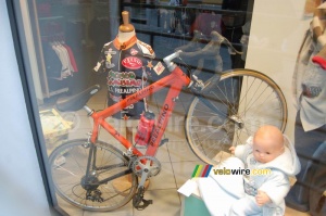 A child clothes shop with a Prealpino bike for a child (401x)