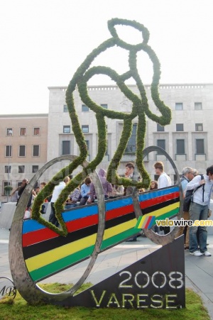 Le logo Varese 2008 sur la Piazza Monte Grappa (456x)