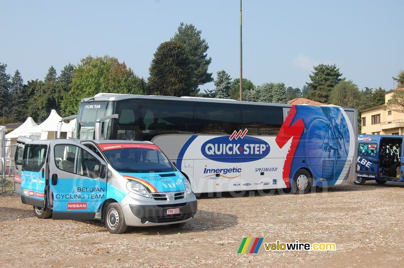 De bus van QuickStep en de auto van het Belgische team