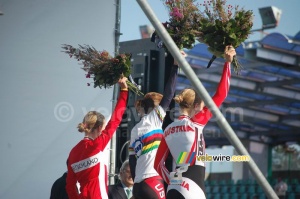 Le podium du contre la montre femmes : 1/ Amber Neben (Etats-Unis), 2/ Christiane Soeder (Autriche) en 3/ Judith Arndt (Allemagne) - avec les fleurs (330x)