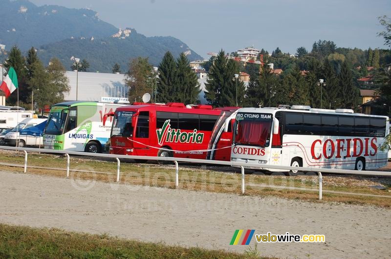 De bussen van Liquigas, Vittoria (Barloworld) en Cofidis
