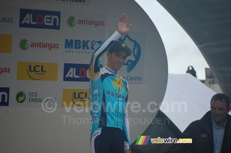 Alberto Contador (Astana) begroet het publiek